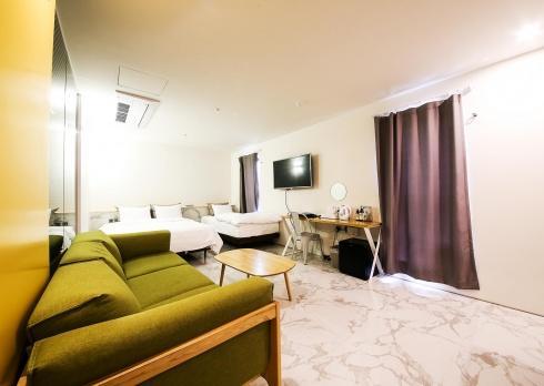 Hotel Elephant Shower Jinju Bagian luar foto