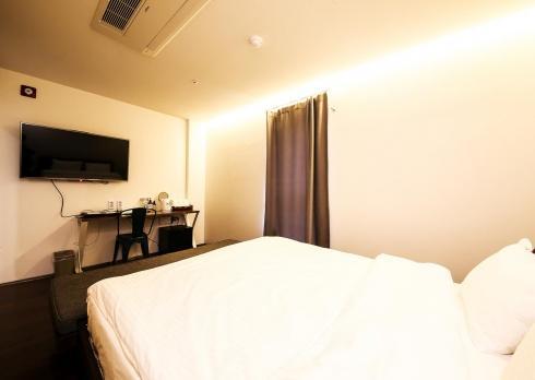 Hotel Elephant Shower Jinju Bagian luar foto